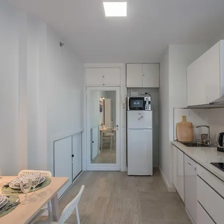 Con Terraza Y Piscina En Canteras Apartment