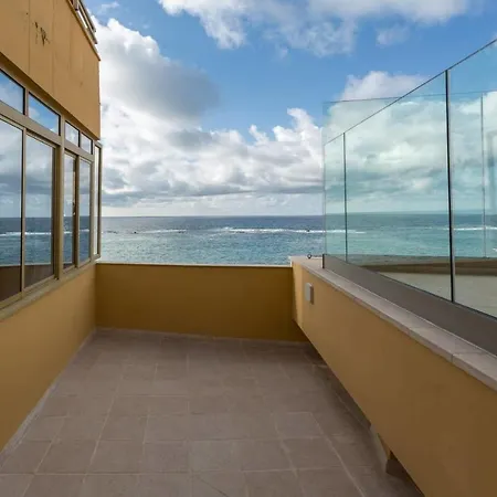 Con Terraza Y Piscina En Canteras