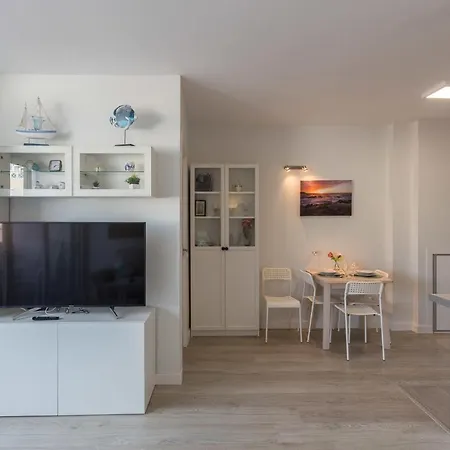 Con Terraza Y Piscina En Canteras Apartment